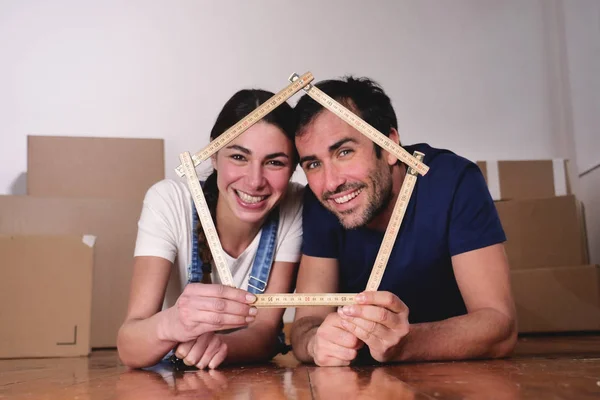 Casal Apaixonado Segurando Casa Forma Metro Nas Mãos Olhando Para — Fotografia de Stock