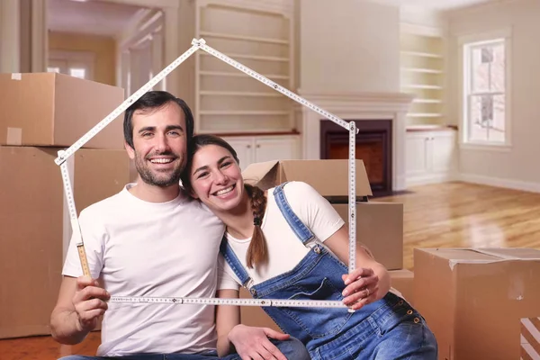 Retrato Casal Apaixonado Que Acabou Comprar Uma Casa Está Mudando — Fotografia de Stock