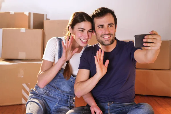 Par Amantes Que Han Comprado Nueva Casa Están Mudando Llaman —  Fotos de Stock