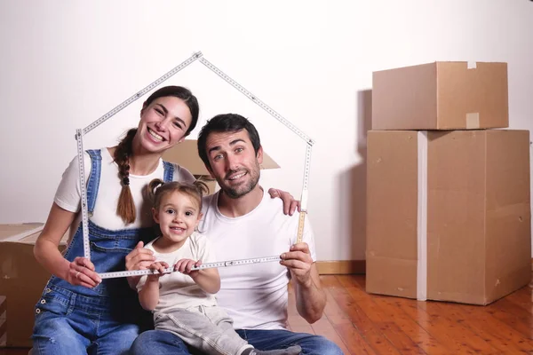 Retrato Uma Bela Família Feliz Sorridente Acaba Chegar Nova Casa — Fotografia de Stock