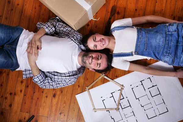 Gelukkige Kaukasische Paar Verliefd Houten Vloer Liggen Met Kamerplan Kartonnen — Stockfoto