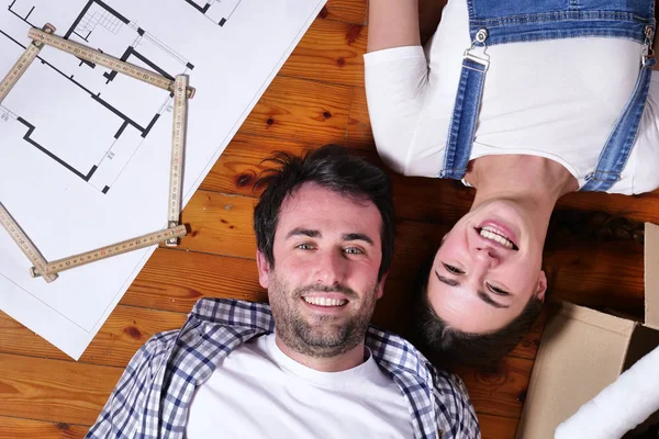 Kaukasisches Verliebtes Paar Auf Holzboden Liegend Mit Raumplan Und Lineal — Stockfoto