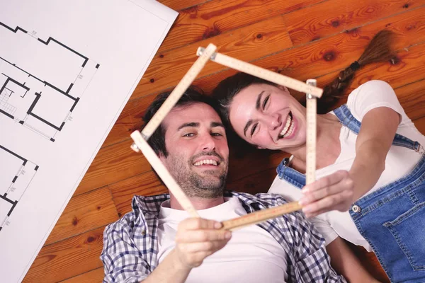 Sourire Couple Caucasien Amoureux Couché Sur Sol Bois Avec Plan — Photo