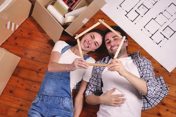 Feliz Casal Caucasiano Apaixonado Deitado Chão Madeira Com Plano Quarto — Fotografia de Stock