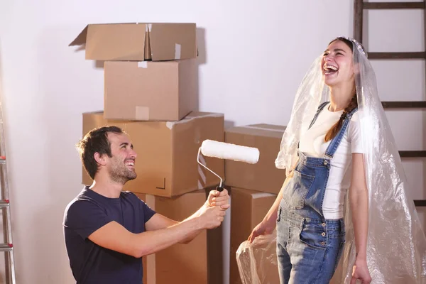 Terwijl Verf Muur Van Het Nieuwe Huis Waar Zij Zullen — Stockfoto