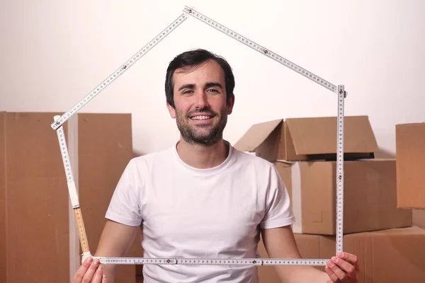 Feliz Sorridente Caucasiano Homem Segurando Casa Forma Metro Nas Mãos — Fotografia de Stock