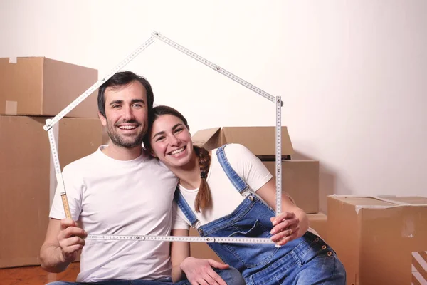 Retrato Casal Apaixonado Que Acabou Comprar Uma Casa Está Mudando — Fotografia de Stock