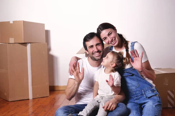 Retrato Una Hermosa Familia Feliz Sonriente Acaba Llegar Nueva Casa —  Fotos de Stock