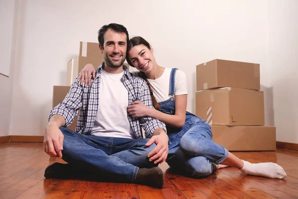 Retrato Casal Amoroso Que Está Comprando Nova Casa Mudando Casal — Fotografia de Stock