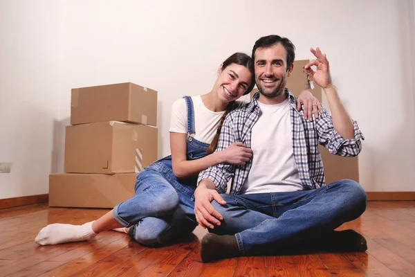 Retrato Casal Amoroso Que Está Comprando Nova Casa Mudando Casal — Fotografia de Stock