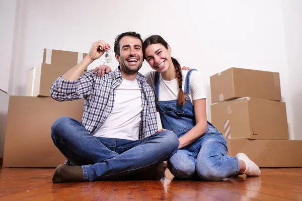 Retrato Una Pareja Amorosa Que Compra Casa Nueva Aleja Pareja —  Fotos de Stock