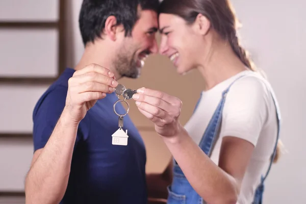 有爱心的夫妇拿着新房子的钥匙 头痛医头的肖像 — 图库照片