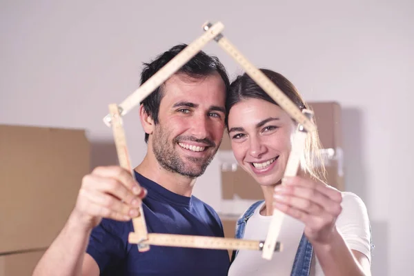 Glimlachende Man Vrouw Huis Vormige Meter Handen Houden Kijken Naar — Stockfoto