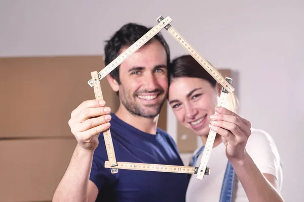 Gelukkige Lachende Paar Verliefd Houden Huis Gevormde Meter Handen Camera — Stockfoto