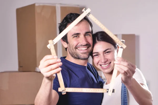 Gelukkige Lachende Paar Verliefd Houden Huis Gevormde Meter Handen Camera — Stockfoto