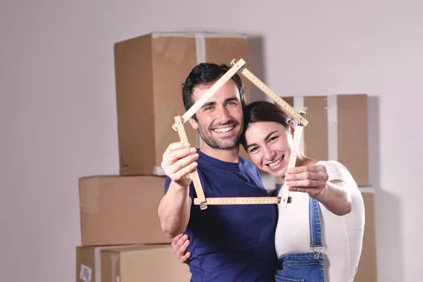 Gelukkige Lachende Paar Verliefd Houden Huis Gevormde Meter Handen Camera — Stockfoto