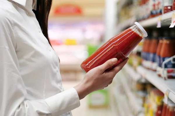 Vacker Kvinna Går Shopping För Huset Och Köpa Produkter För — Stockfoto