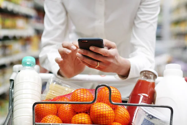 Vacker Kvinna Går Shopping För Huset Och Köpa Produkter För — Stockfoto