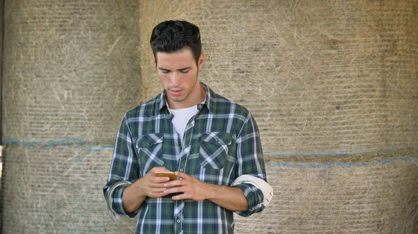 Joven Granjero Guapo Estudiante Está Sentado Pajar Hablando Por Teléfono — Foto de Stock