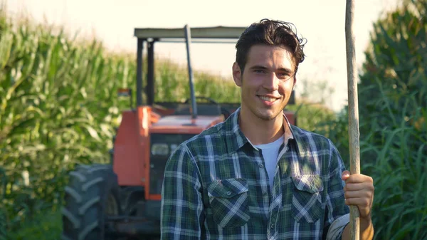 Retrato Belo Jovem Agricultor Estudante Trabalhando Campo Com Trator Sorridente — Fotografia de Stock