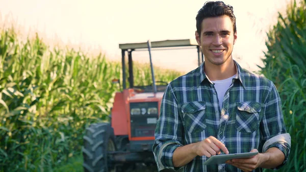 Portrait Beau Jeune Agriculteur Étudiant Travaillant Dans Champ Avec Tracteur — Photo