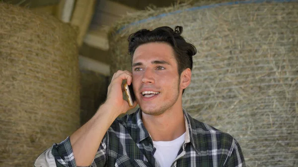 Jovem Fazendeiro Bonito Estudante Está Sentado Palheiro Falando Telefone Escrevendo — Fotografia de Stock