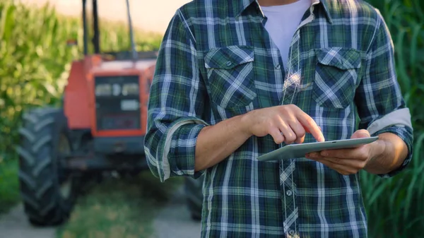 Egy Gyönyörű Fiatal Mezőgazdasági Termelő Hallgató Területén Egy Traktor Dolgozik — Stock Fotó