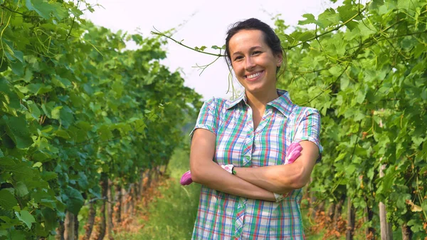 Wanita Petani Profesional Berdiri Perkebunan Anggur Dengan Tangan Disilangkan Dan — Stok Foto