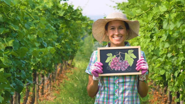 Wanita Petani Berdiri Perkebunan Anggur Dan Memegang Papan Tulis Dengan — Stok Foto