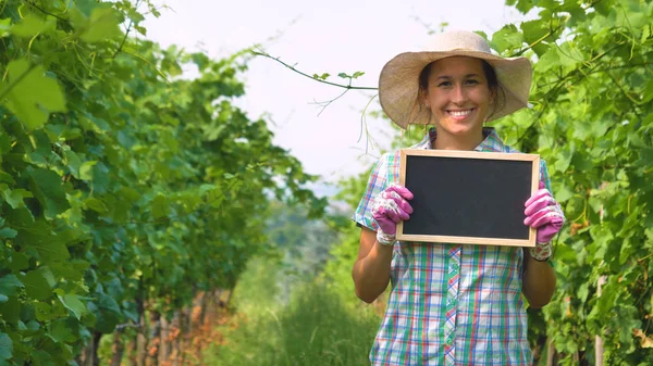 Feliz Mulher Agricultor Sorridente Chapéu Com Quadro Negro Vazio Plantação — Fotografia de Stock