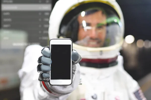 Seorang Pria Berpakaian Astronot Menggunakan Smartphone Untuk Menelepon Dan Mengirim — Stok Foto