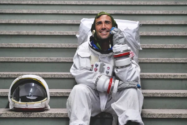 Bir Astronot Giymiş Adam Akıllı Telefon Çağrı Mesaj Göndermek Için — Stok fotoğraf