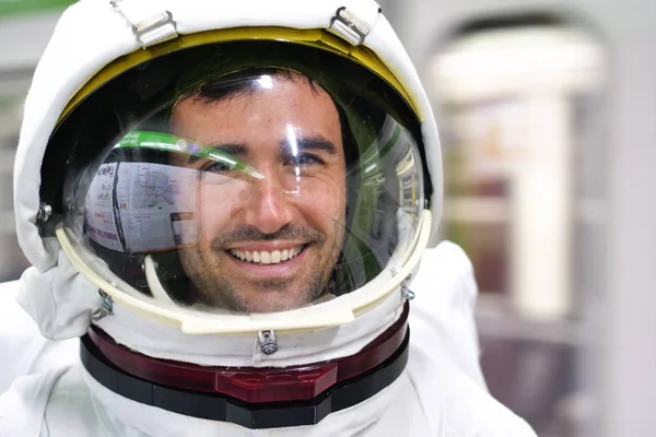 Sadece Indi Bir Astronot Kasaba Hem Metro Hem Açık Havada — Stok fotoğraf