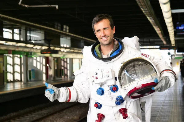 Bir Astronot Giymiş Adam Akıllı Telefon Çağrı Mesaj Göndermek Için — Stok fotoğraf