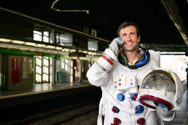 Kosmonaut Oblečený Muž Používá Smartphone Pro Volání Posílání Zpráv Astronaut — Stock fotografie