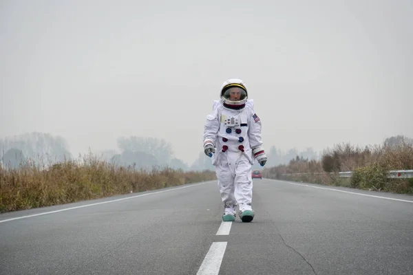 Seorang Astronot Baru Saja Mendarat Dari Luar Angkasa Planet Baru — Stok Foto
