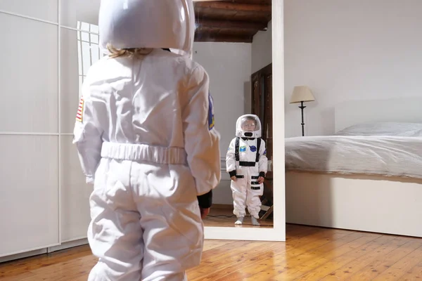 Seorang Anak Tampak Depan Cermin Mengenakan Setelan Astronot Dan Tampak — Stok Foto