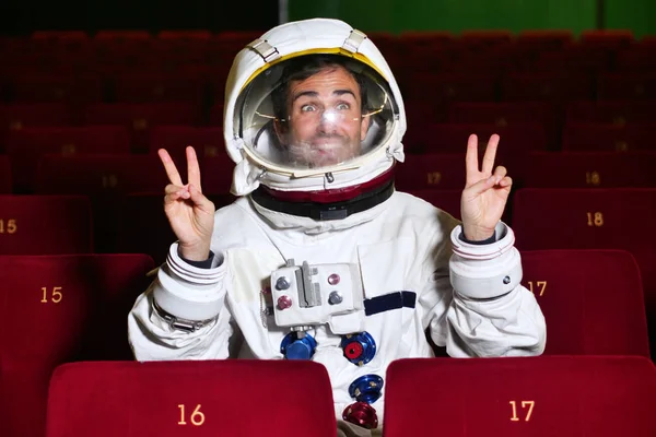 Astronauta Olha Para Filme Enquanto Come Milho Pop Desfruta Filme — Fotografia de Stock