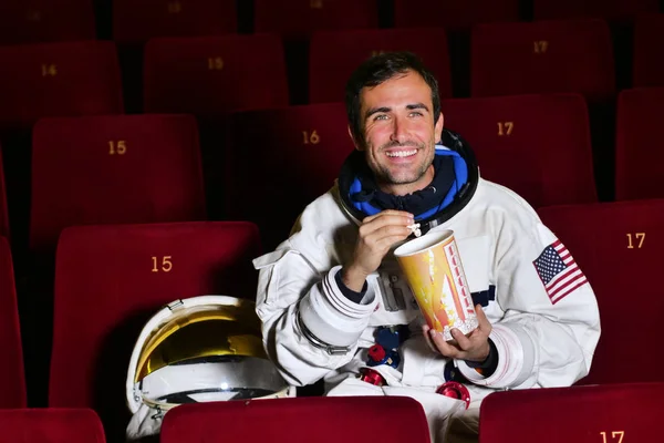 Astronot Bir Film Pop Mısır Yemek Film Zevk Görünüyor Kavramı — Stok fotoğraf