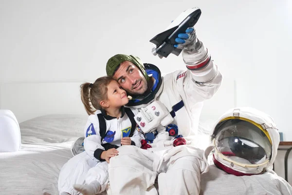 Momentos Românticos Familiares Pai Filha Brincando Com Naves Espaciais Ambos — Fotografia de Stock