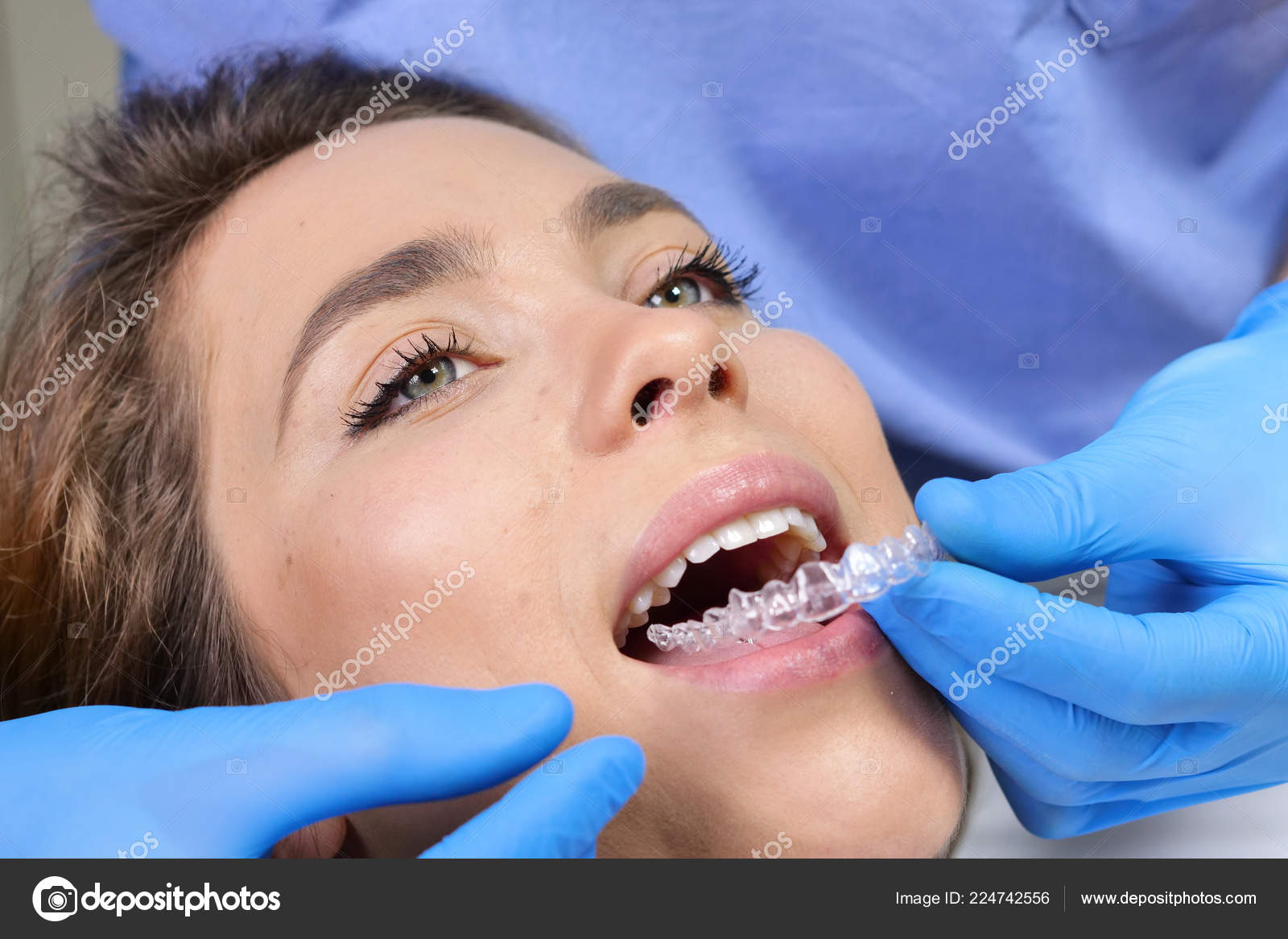 Professional Practice Dentist Puts Latest Generation Transparent Dental