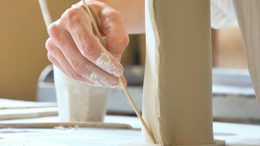 Yaratıcı bir laboratuvar bir eski usta el yapımı kil ve kalıp ev yapımı kavanoz ve resimler oluşturun. Kavramı: elişi, gelenek, el yapımı sanat, yaratıcılık.