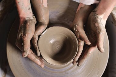 Büyülü bir an vazo oluştururken bir anne uzman kızı bir vazo yapmak öğretir ve sanat eserleri nesilden aşk nesile oluşturma eski geleneği geçirir