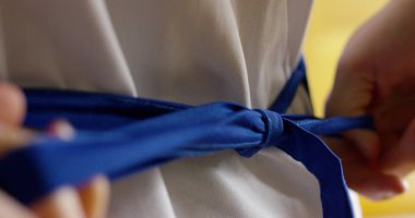 A yemek ve iş ve başlatmak zorunda hazır onları almak için sebze kesmeden önce hazırlamak