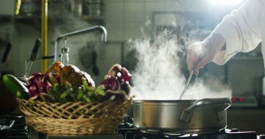 bir renkli arka plan ve profesyonel terbiye garnitür onun hakiki ve organik yemeğin İtalyan makarna ve sebzeler bir aşçı olduğunu