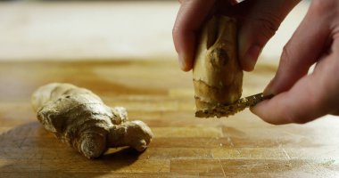 elinde Şef bir zencefil ızgara