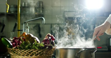 bir renkli arka plan ve profesyonel terbiye garnitür onun hakiki ve organik yemeğin İtalyan makarna ve sebzeler bir aşçı olduğunu