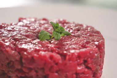 Bir şef et çiğ bir gurme yemeği hazırlar ve hazırlık sınıf bir dokunuş ile tamamlanır. Şef, mutfak, Restoran, yemek kavramı.