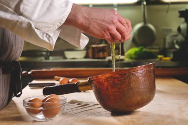 Bir chef malzemeler un ve yumurta eski İtalyan geleneğe göre taze makarna yapmak gibi hazırlar. Kavramı: biyo, malzemeler, makarna ve Italyan Mutfagi