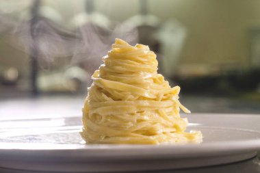 Yumurta makarna yemek, ince beyaz trüf üstüne rendelenmiş ile tipik İtalyan. Kavramı: gurme mutfağı, truffles, makarna çeşitleri, güzel yemekleri.